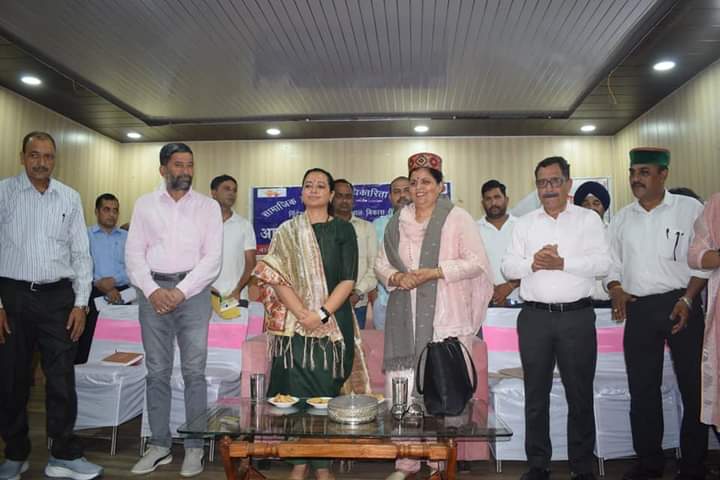 कमलेश ठाकुर ने देहरा में बांटे 91 लाख के चेक